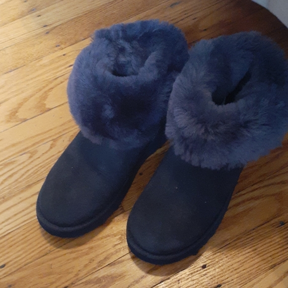 UGGS - Picture 3 of 6